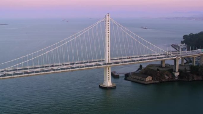 加利福尼亚州旧金山的空中旧金山-奥克兰海湾大桥黄昏
