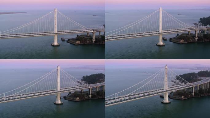 加利福尼亚州旧金山的空中旧金山-奥克兰海湾大桥黄昏