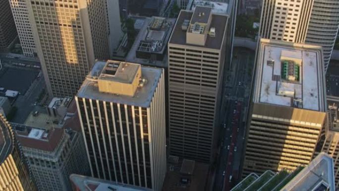 加利福尼亚州旧金山金融区摩天大楼上方的天线