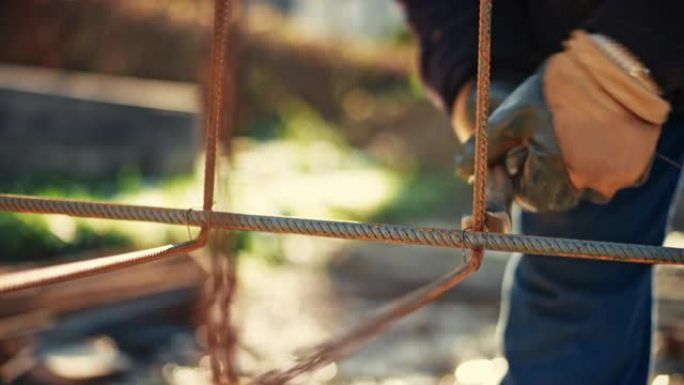 建筑工人用电线绑扎钢筋