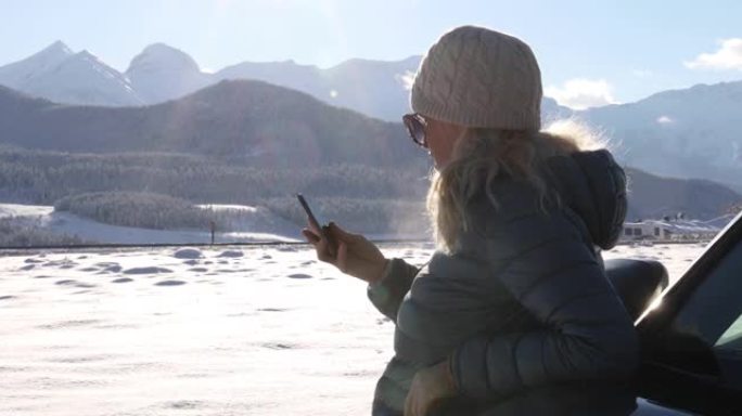 降雪后，男子离开车门欣赏山景