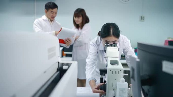化验员，亚洲医疗技师在私人实验室工作。