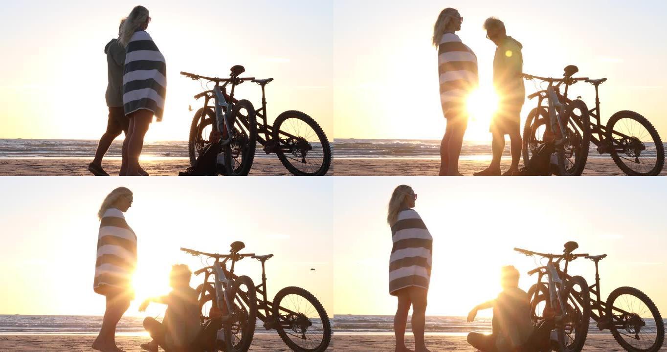 骑自行车的夫妇在空旷的海滩上享受放松的时光