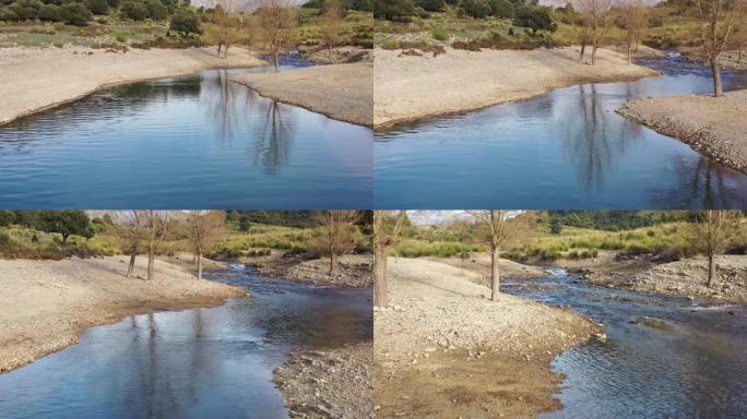 从上面看墨西哥荒野。干旱气候下的绿松石河