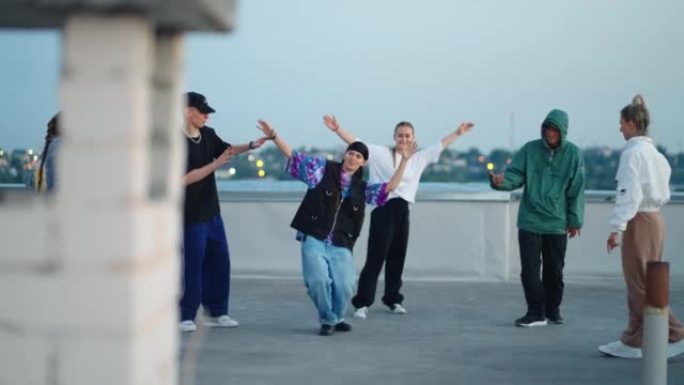 屋顶上有趣的嘻哈派对，青少年b-女孩和b-男孩是舞蹈休息和放克风格