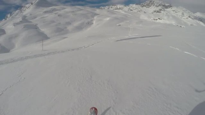 一个人在雪山上风筝冲浪的第一人称视角