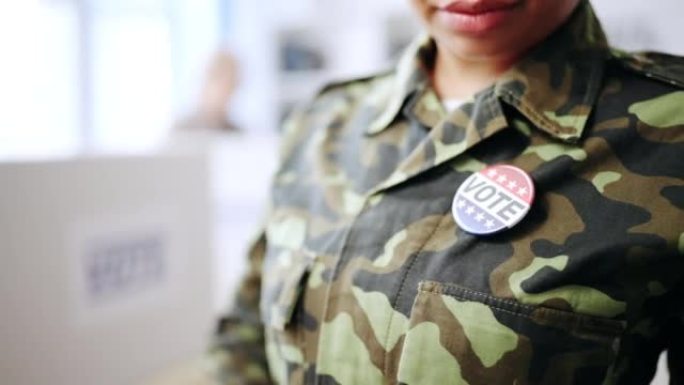 特写戴着投票胸针的黑人女军人，美国选举，民主