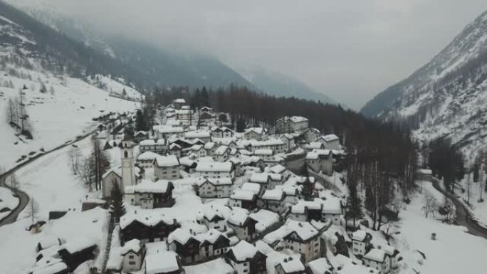 空中无人机拍摄冬季积雪覆盖的小山城