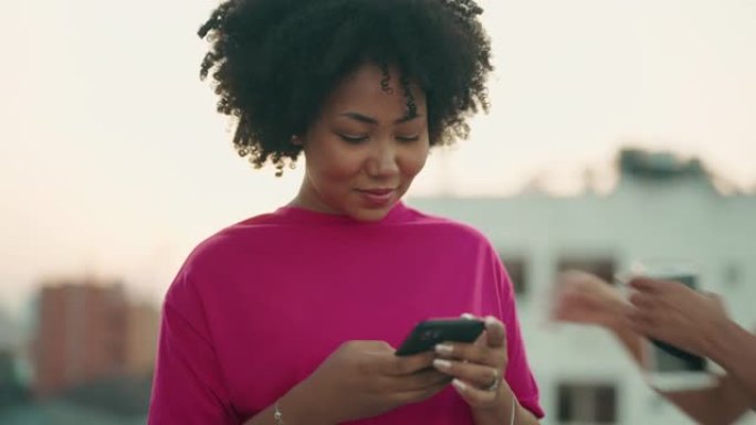 非洲裔美国女性朋友一起使用智能手机时放松和享受对话