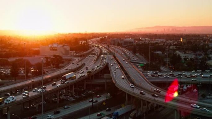 日落时在加利福尼亚州洛杉矶的10号州际公路和110号高速公路上拍摄的无人驾驶飞机