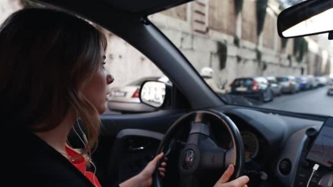 女商人通勤，在罗马开车
