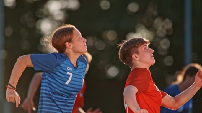 SLO MO TS两名女足球运动员为球奔跑，而红色足球运动员则为球奔跑