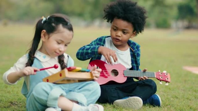 玩玩具吉他的女孩和男孩