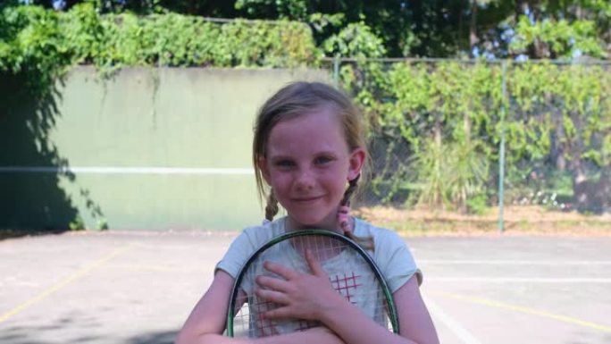 网球场上年轻女孩的肖像