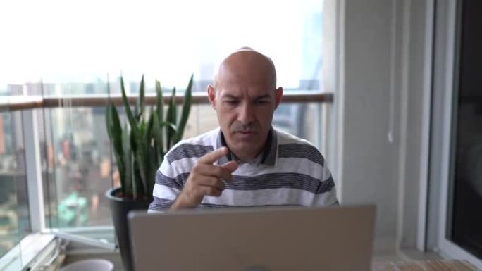 聋人在家工作时在虚拟商务会议上交流