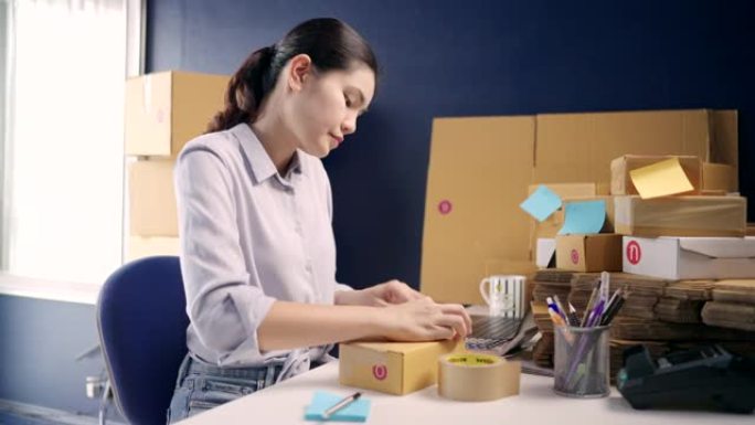 亚洲企业主在中小企业检查订单、在家工作时感到舒适。