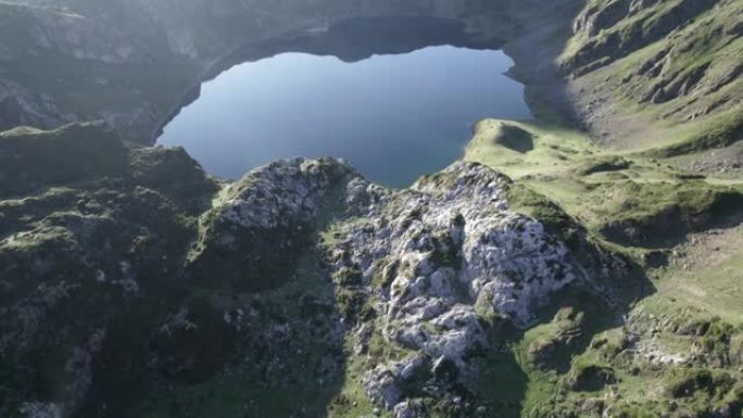 空中无人机在日落时拍摄了山湖和崎hill的山丘