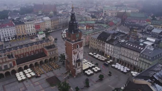 波兰克拉科夫的曼广场鸟瞰图。布满雾的教堂塔楼