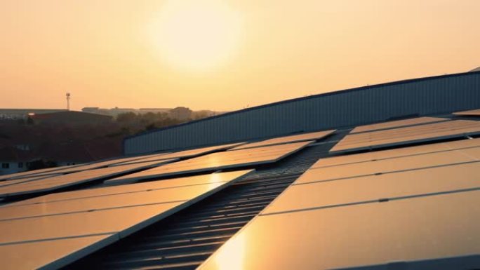 太阳能电池板在黄昏时节省工业屋顶的能源