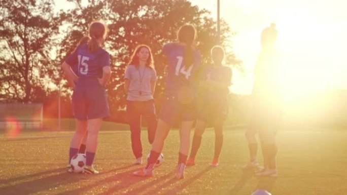 女足球教练和她的女队围成一圈聊天