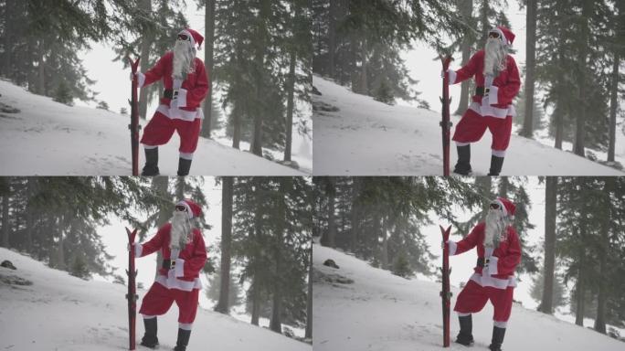 男子打扮成圣诞老人，站在白雪皑皑的森林里，带着一双滑雪板