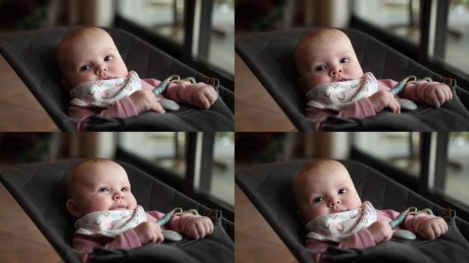 新生婴儿平静地坐在弹力椅上