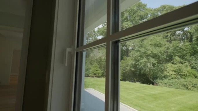 房子里宽阔的窗户是开着通风的。移动摄像机镜头