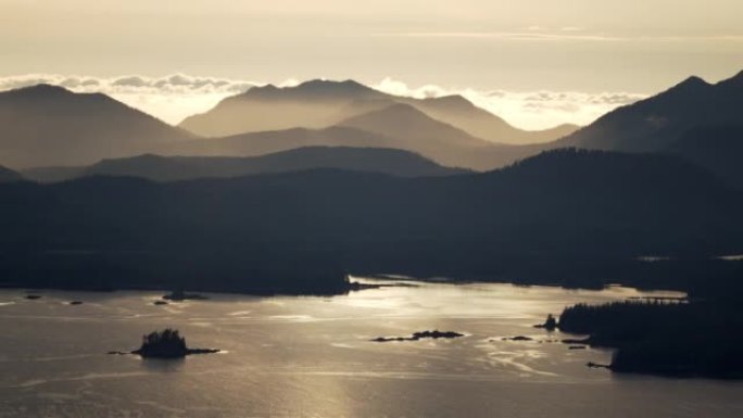 日落时带山海湾的静态视图