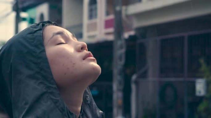 女人戴兜帽，在雨中锻炼。