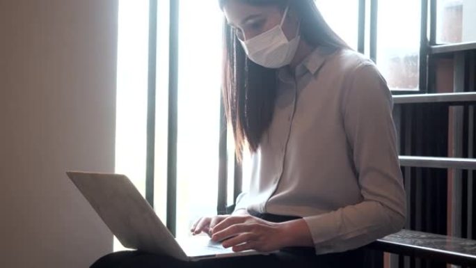 在办公室工作的妇女必须一直戴防护口罩。防止感染传播。