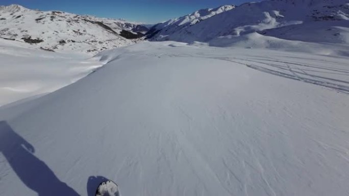 第一人称与朋友一起在阿尔卑斯山的滑雪道上免费滑雪