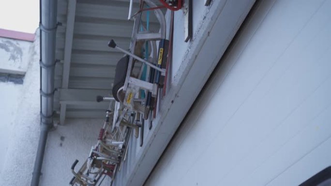 建筑物上悬挂的雪橇的详细照片