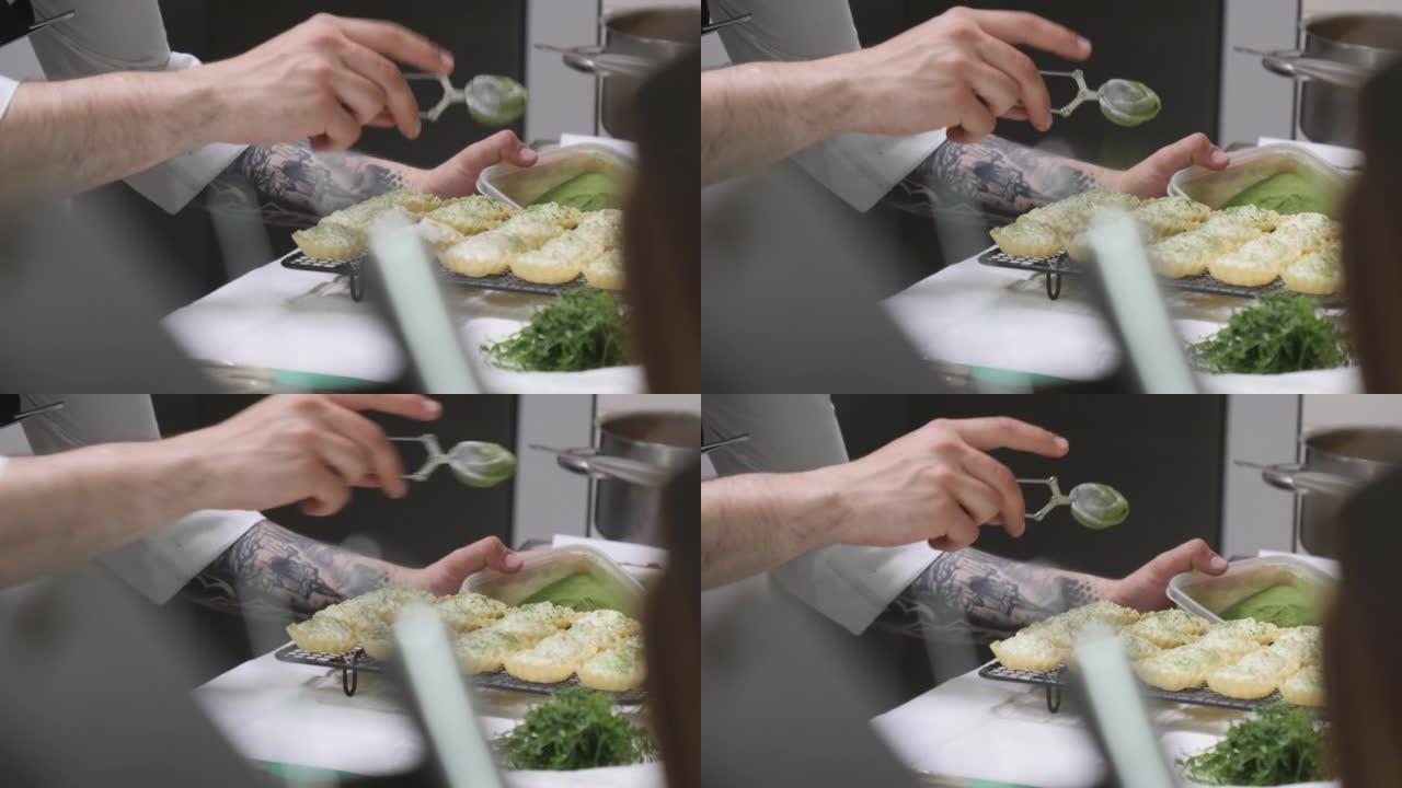 一位厨师在一顿美餐上画龙点睛的细节照片