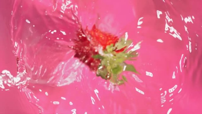 草莓落入溅水的超级慢动作。在高速电影摄影机上拍摄