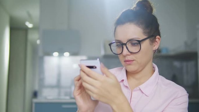 困惑沮丧的女人在眼镜上看着手机显示屏，不小心将个人数据上传到网络，长时间开机错误，手机内存不足