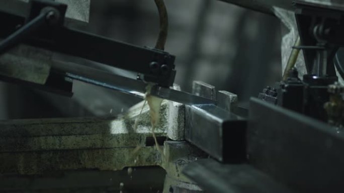 水冷机器上金属切割的特写