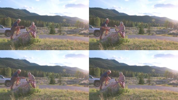 成熟的夫妇在山区享受野餐