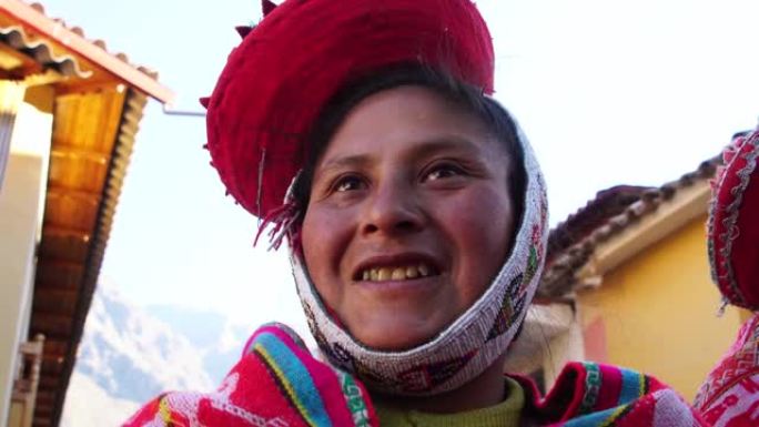 传统的秘鲁妇女望着远处