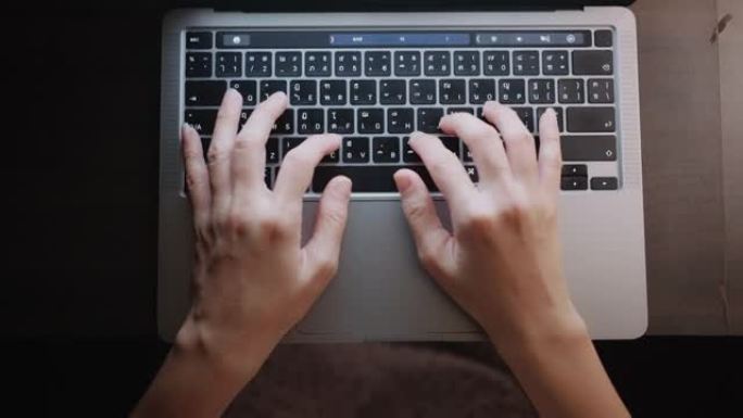 女性双手在笔记本电脑上打字，从事自由职业