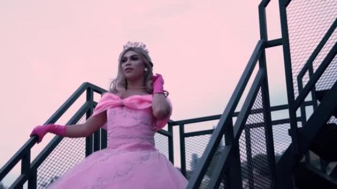 一位穿着粉红色连衣裙的公主从皇宫下楼梯