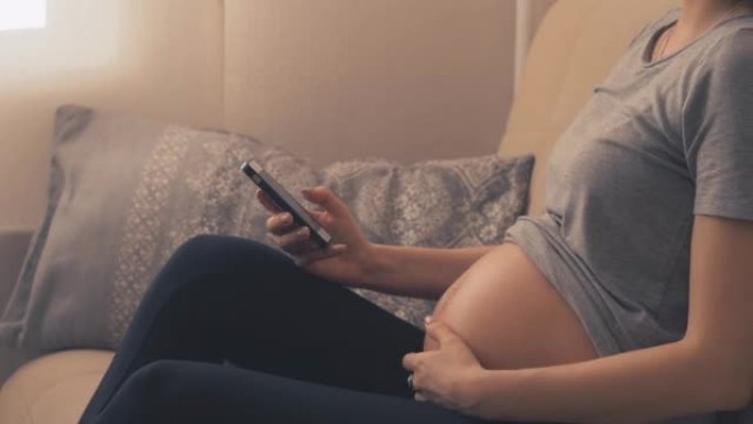 腹部未发现的孕妇检查手机上的消息