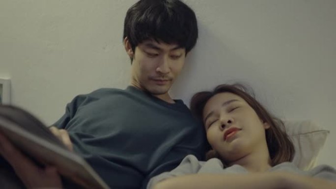 男人为睡在他旁边的女友读了一本书