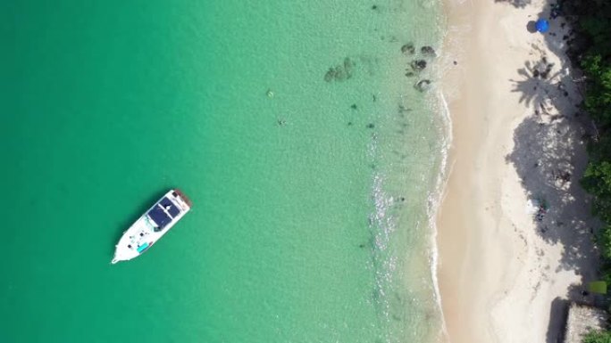 绿松石海洋的无人驾驶飞机拍摄。海滩正上方