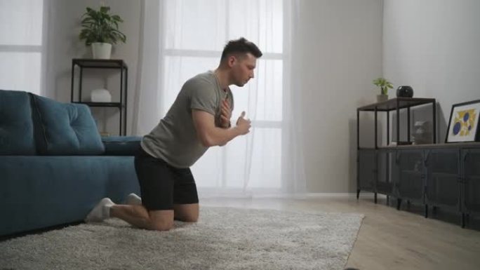 在公寓进行家庭训练，运动男子在地毯上的客厅做俯卧撑，健康的生活方式和健身，保持健康