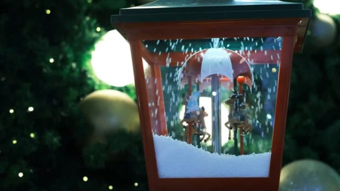 通过冰冻的窗户，装饰的客厅，烛光和袜子的圣诞树场景，壁炉模拟人生的礼物，装饰的圣诞树和传统装饰品。