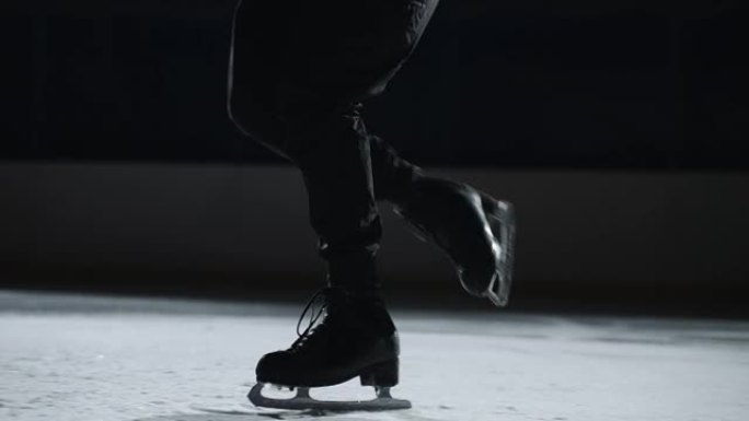 男花样滑冰运动员正在训练或表演比赛节目，在脚踩溜冰鞋上的特写镜头