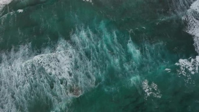 海浪滚入海岸线的Arial视图