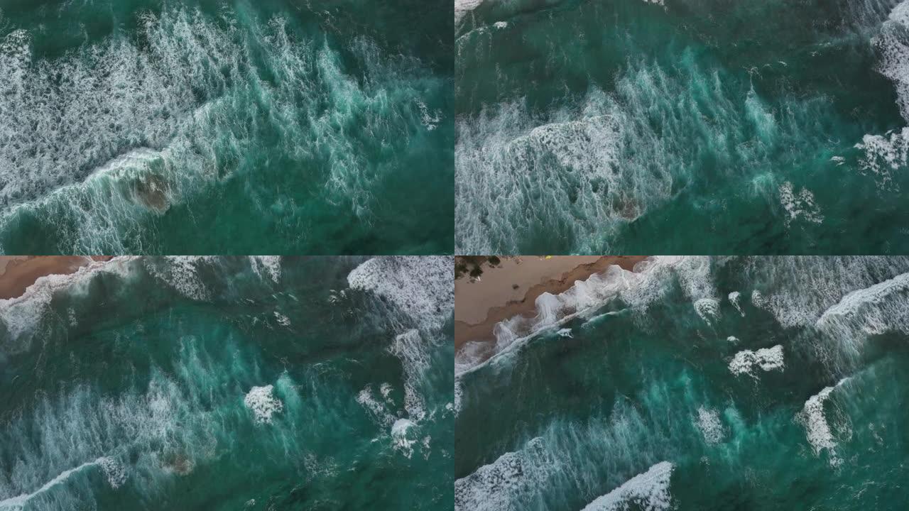海浪滚入海岸线的Arial视图