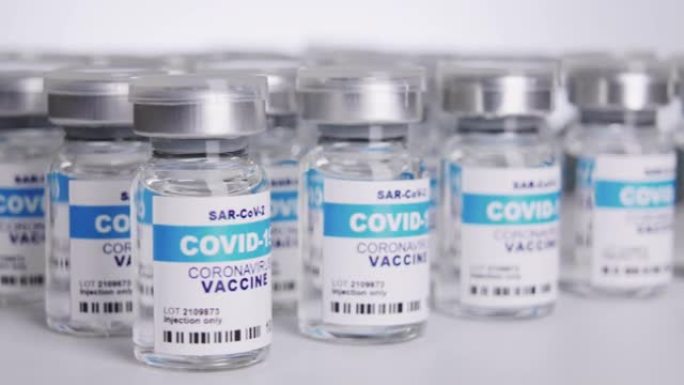 白色背景上的新型冠状病毒肺炎疫苗小瓶