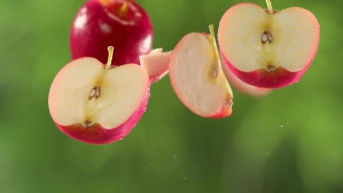 花园背景中的红苹果和切片的飞行